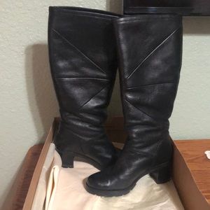 Ugg w. Avery black leather tall boots